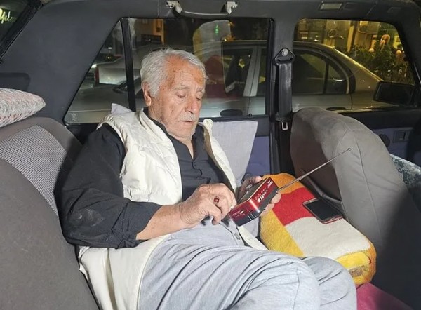 Eşini kaybettikten sonra bunalıma girdi: Yaşlı adam 5 yıldır otomobilde yaşıyor!